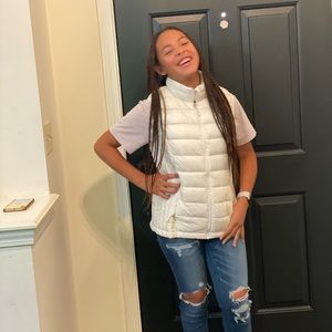 Women’s machine washable puffer style down vest.